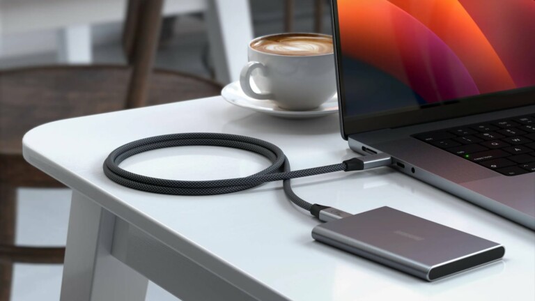 Satechi USB4 Pro Cable 1.2M supports a 240W power delivery and ultrafast transfers